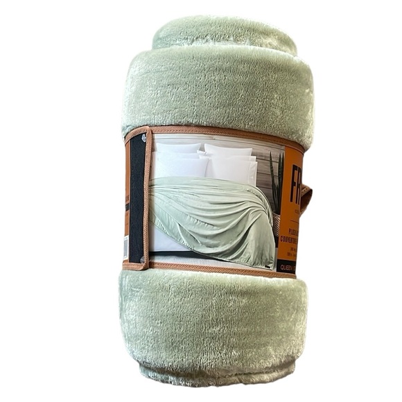 Frye - Plush Blanket - Picture 4 of 6